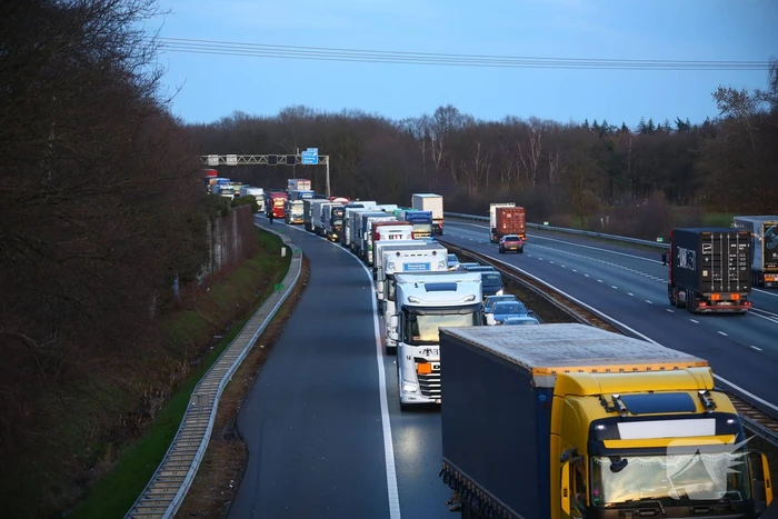 Vrachtwagen verliest slachtafval na ongeval, snelweg afgesloten