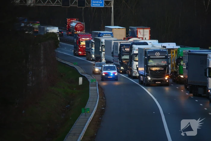 Vrachtwagen verliest slachtafval na ongeval, snelweg afgesloten