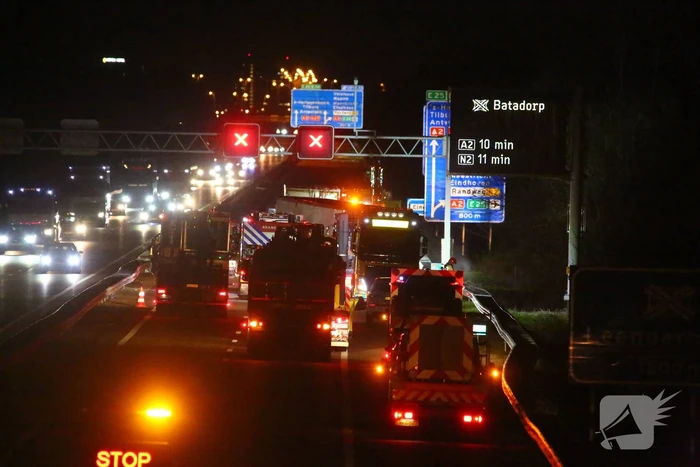 Vrachtwagen verliest slachtafval na ongeval, snelweg afgesloten