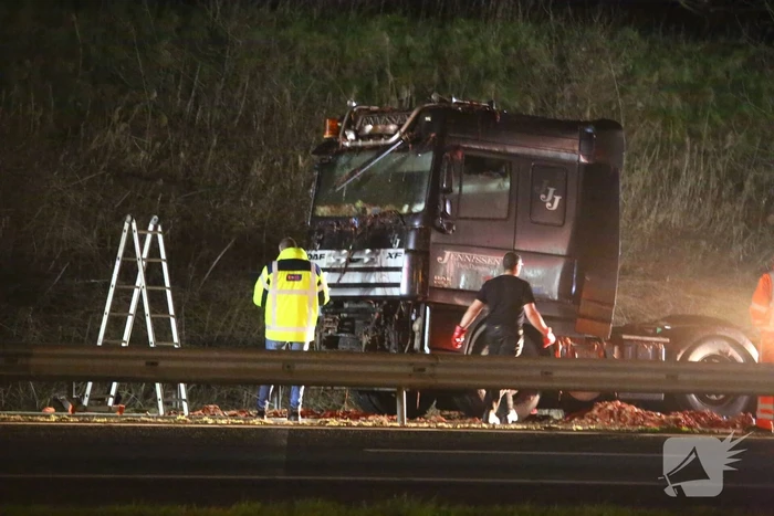 Vrachtwagen verliest slachtafval na ongeval, snelweg afgesloten