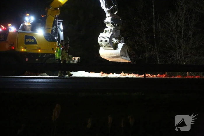 Vrachtwagen verliest slachtafval na ongeval, snelweg afgesloten