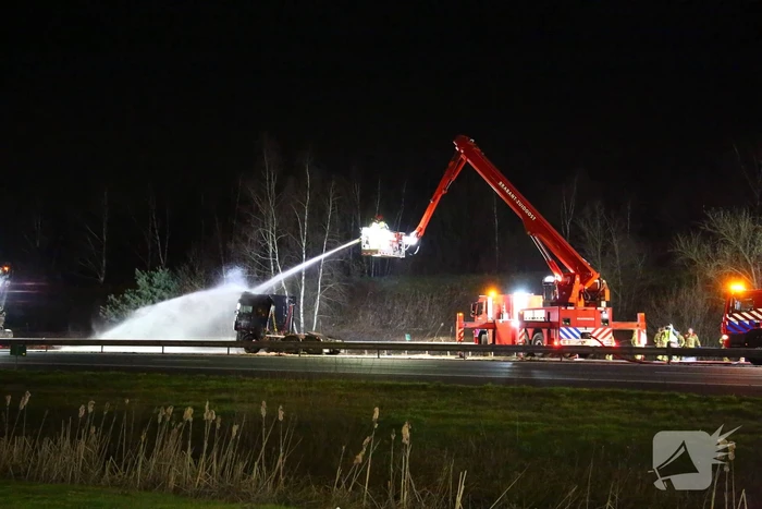 Vrachtwagen verliest slachtafval na ongeval, snelweg afgesloten