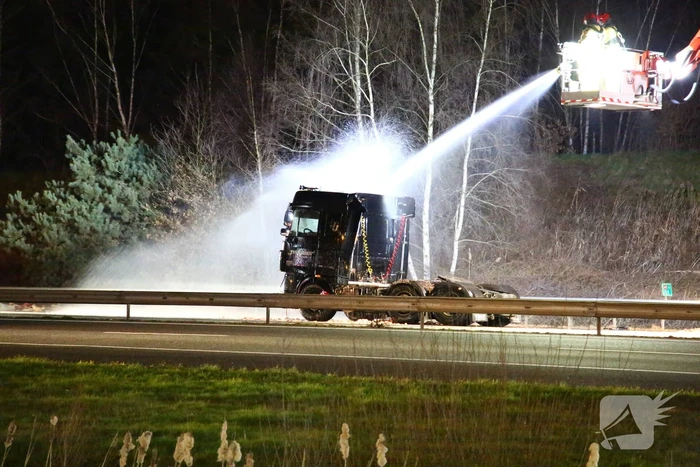 Vrachtwagen verliest slachtafval na ongeval, snelweg afgesloten