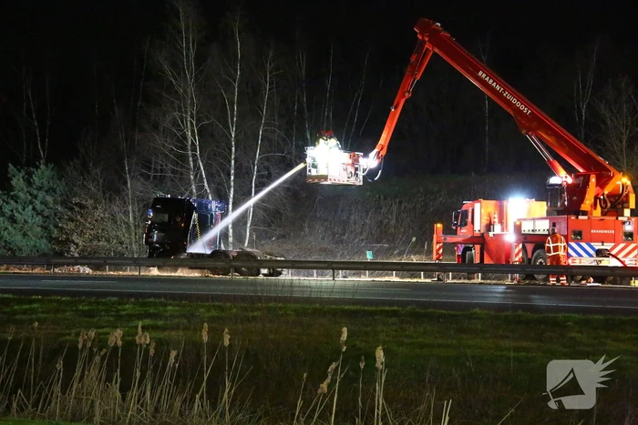 Vrachtwagen verliest slachtafval na ongeval, snelweg afgesloten