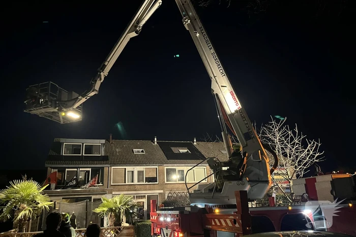 Brand op dak van woning