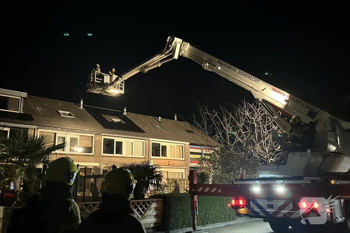 Brand op dak van woning