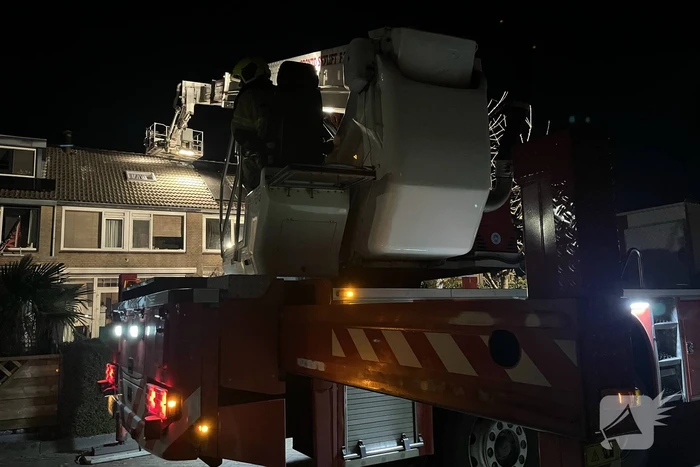 Brand op dak van woning