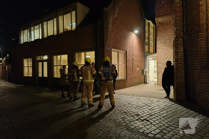 Brandweer onderzoekt gaslucht bij kerk