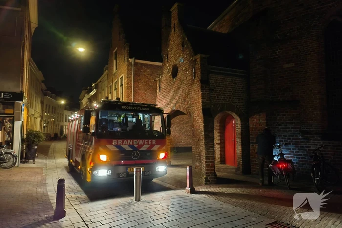 Brandweer onderzoekt gaslucht bij kerk