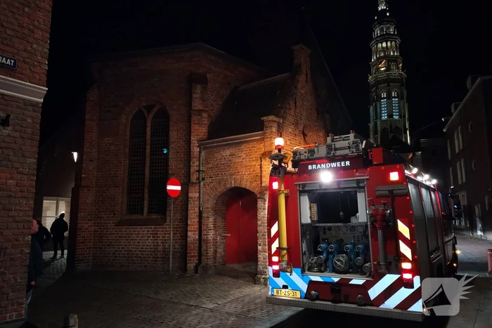 Brandweer onderzoekt gaslucht bij kerk
