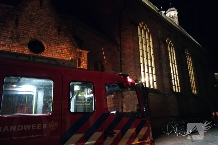 Brandweer onderzoekt gaslucht bij kerk