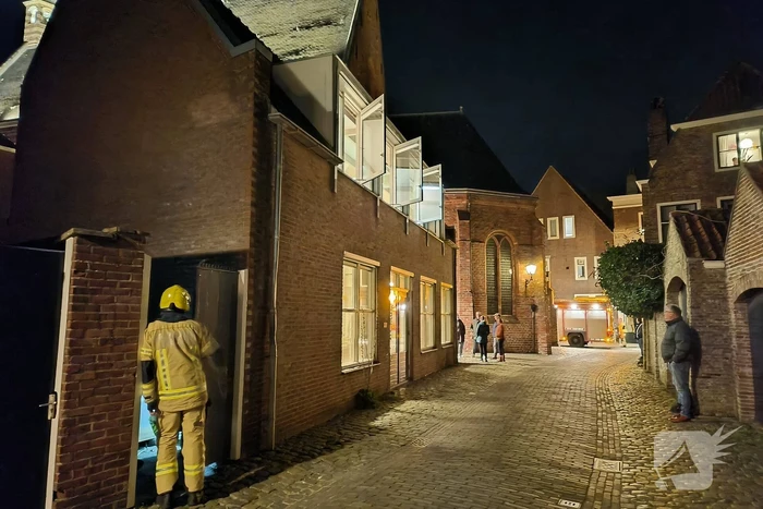 Brandweer onderzoekt gaslucht bij kerk