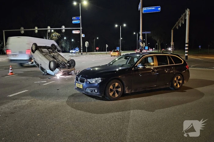 Auto belandt op zijn kop na ongeval