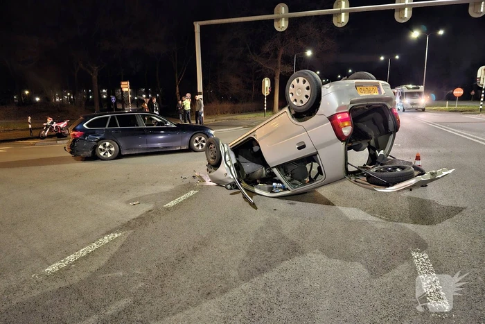 Auto belandt op zijn kop na ongeval