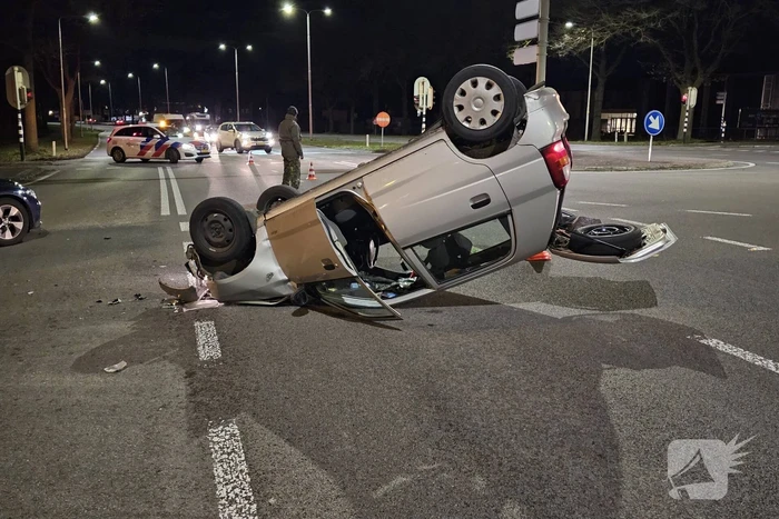Auto belandt op zijn kop na ongeval