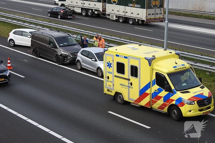 Bestelbus en drie personenwagens betrokken bij kettingbotsing