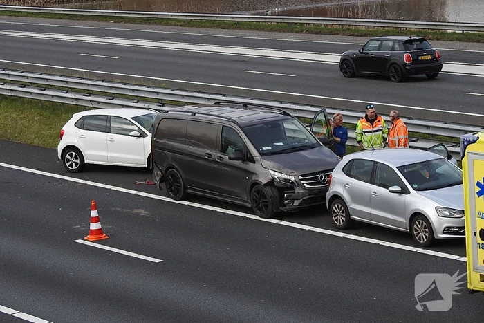 Bestelbus en drie personenwagens betrokken bij kettingbotsing