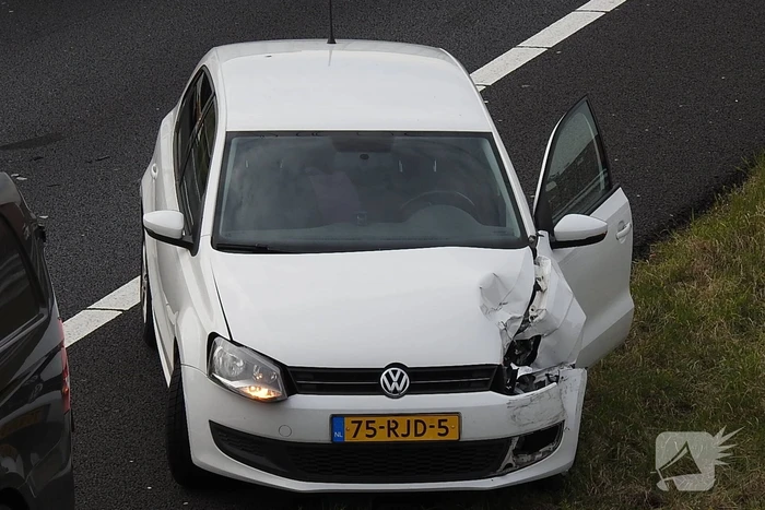 Bestelbus en drie personenwagens betrokken bij kettingbotsing