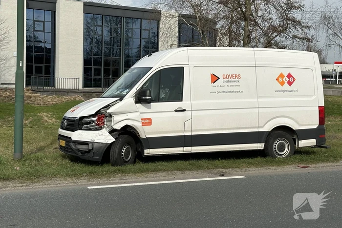 Bestelbus botst volle vaart op personenwagen