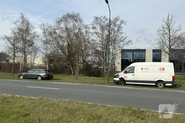 Bestelbus botst volle vaart op personenwagen