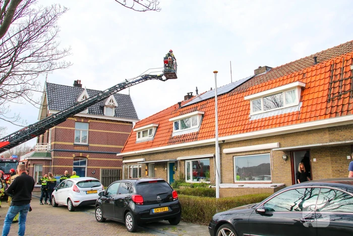 Persoon ademt rook in bij schoorsteenbrand