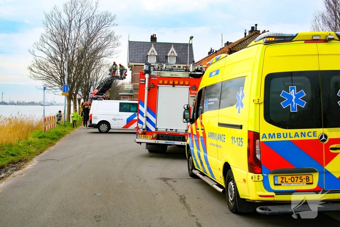 Persoon ademt rook in bij schoorsteenbrand