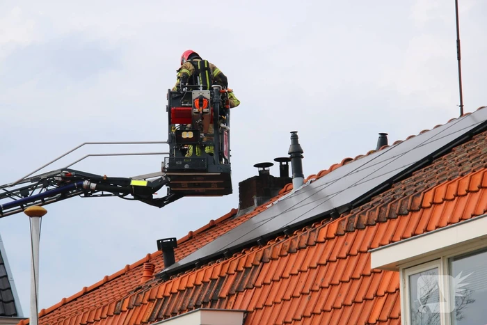 Persoon ademt rook in bij schoorsteenbrand
