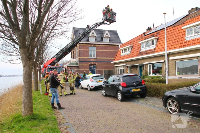 Persoon ademt rook in bij schoorsteenbrand