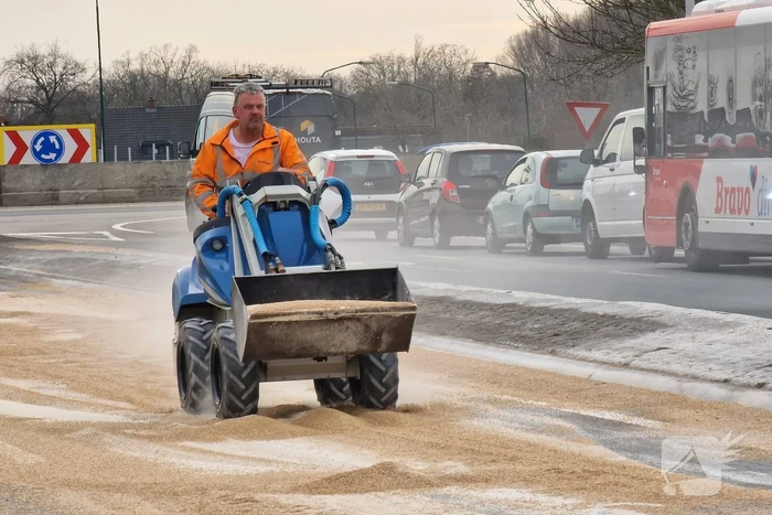 Vrachtwagen verliest gedeelte lading graan