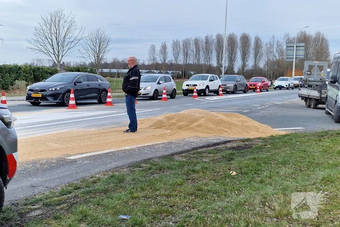 Vrachtwagen verliest gedeelte lading graan