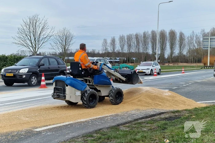 Vrachtwagen verliest gedeelte lading graan
