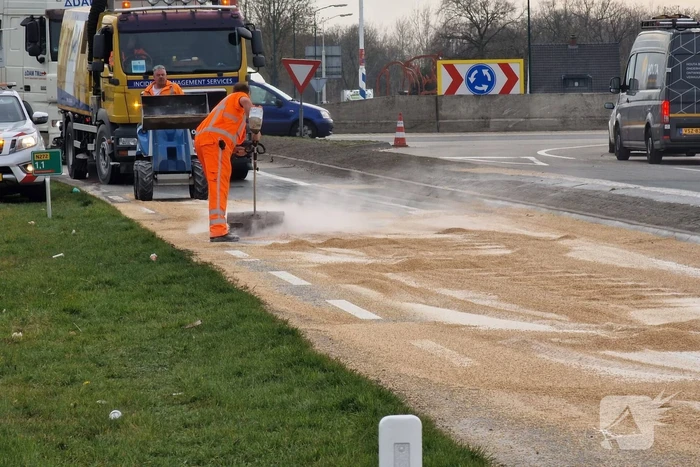 Vrachtwagen verliest gedeelte lading graan