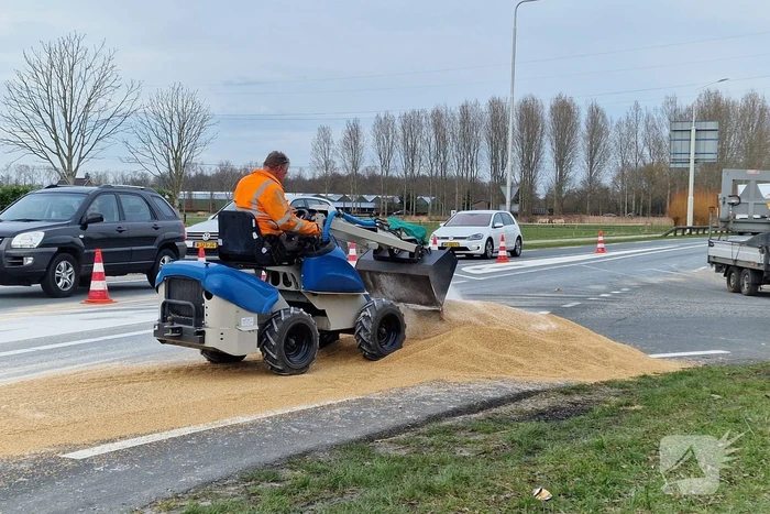 Vrachtwagen verliest gedeelte lading graan