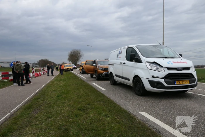 Flinke schade na botsing tussen drie voertuigen