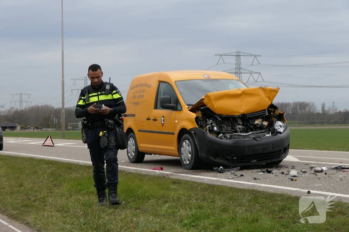 Flinke schade na botsing tussen drie voertuigen