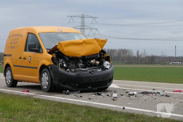 Flinke schade na botsing tussen drie voertuigen