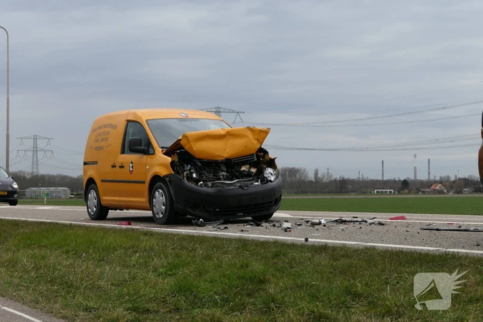 Flinke schade na botsing tussen drie voertuigen