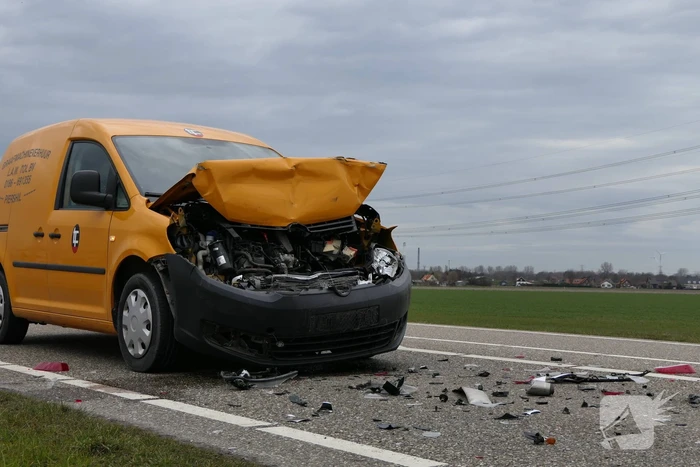 Flinke schade na botsing tussen drie voertuigen