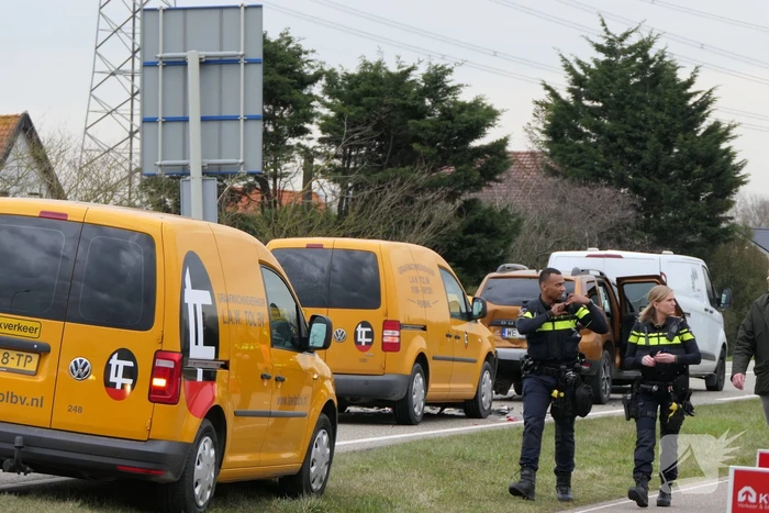 Flinke schade na botsing tussen drie voertuigen