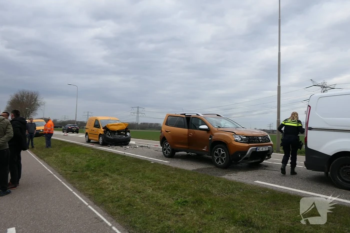 Flinke schade na botsing tussen drie voertuigen