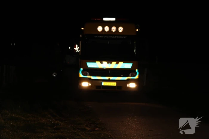 Brandweer ingezet nadat bus van weg raakt