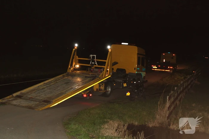 Brandweer ingezet nadat bus van weg raakt