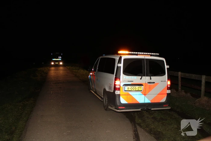 Brandweer ingezet nadat bus van weg raakt