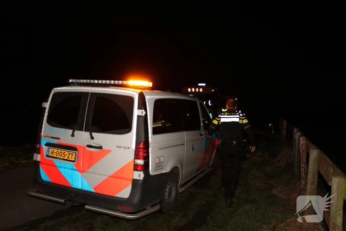 Brandweer ingezet nadat bus van weg raakt