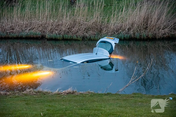 Automobilist rijdt sloot in en raakt gewond