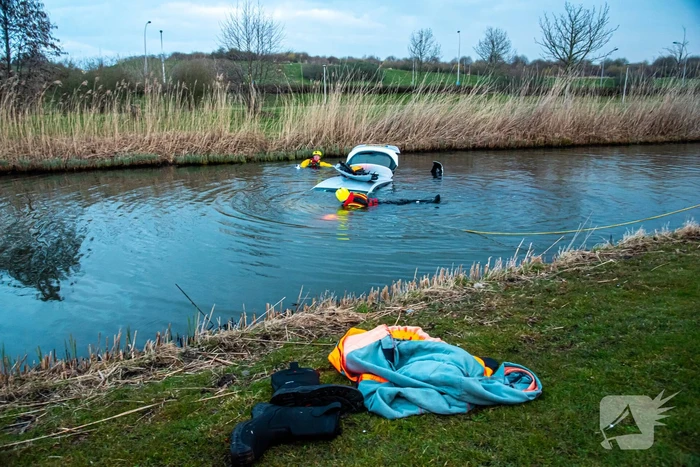 Automobilist rijdt sloot in en raakt gewond