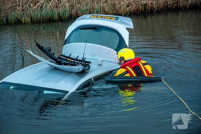 Automobilist rijdt sloot in en raakt gewond