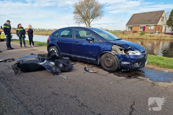 Scooter en personenwagen botsen frontaal