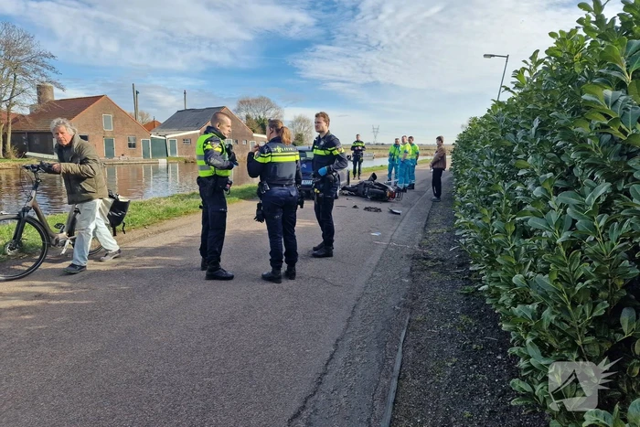 Scooter en personenwagen botsen frontaal