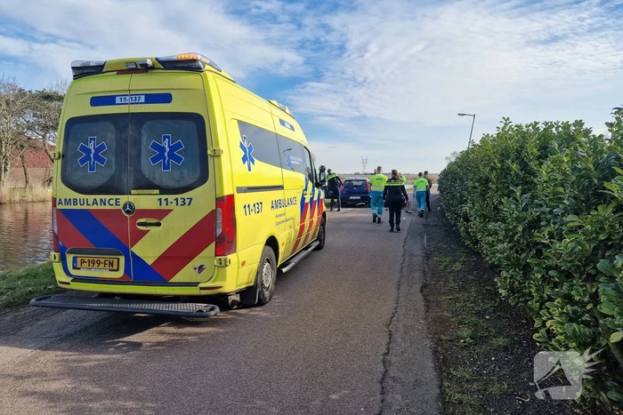 Scooter en personenwagen botsen frontaal